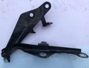 Петля капота правая Ford Mustang 2015-2020 FR3Z 16796 C ; FR3C 9275 AB ; FR3B 16800 AD/AB/AC/AA